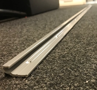 ALUM. GASBAKWANDLIJST GRIJS (LENGTE: 1600MM)