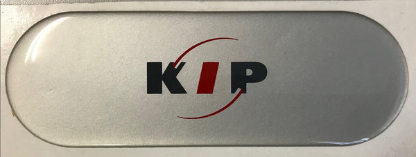 KIP LOGO STICKER T.B.V. DE BUITENDEUR. KLEUR LETTERS ZWART EN ROOD